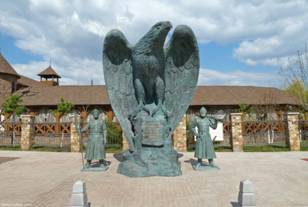 Скульптура Орел-основатель